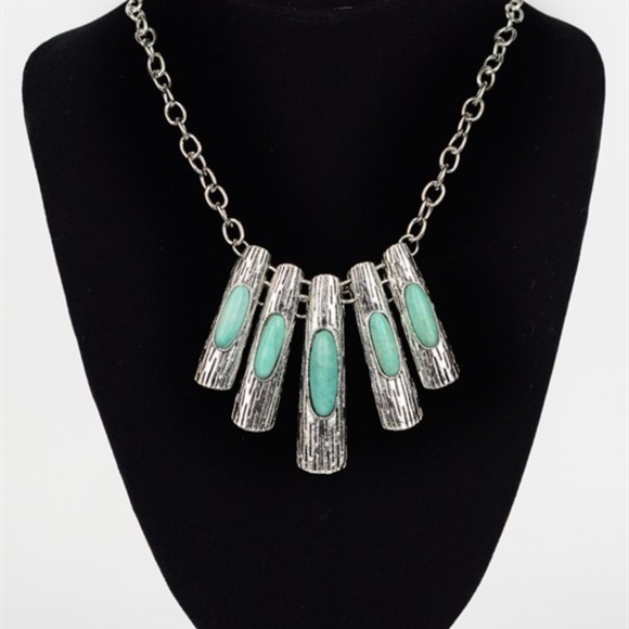 NWT Turquoise and Silver Pendant Necklace - Picture 4 of 5